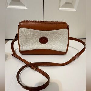 🤍🤎 Vintage Dooney & Bourke All-Weather Leather Crossbody Bag 🤎🤍
